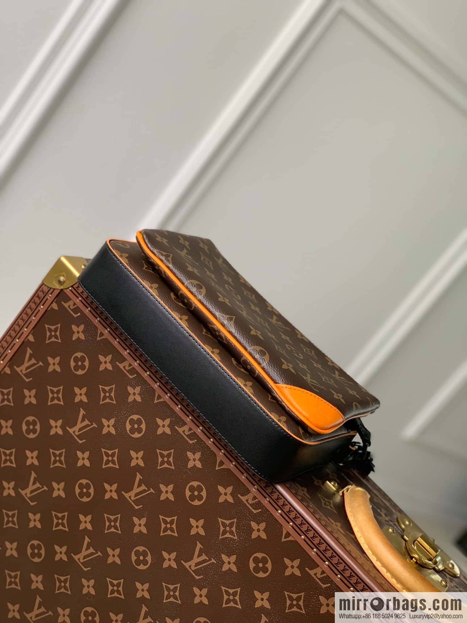 M46694 New TRIO messenger bag for the season