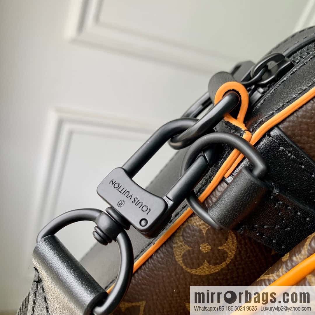 M46694 New TRIO messenger bag for the season