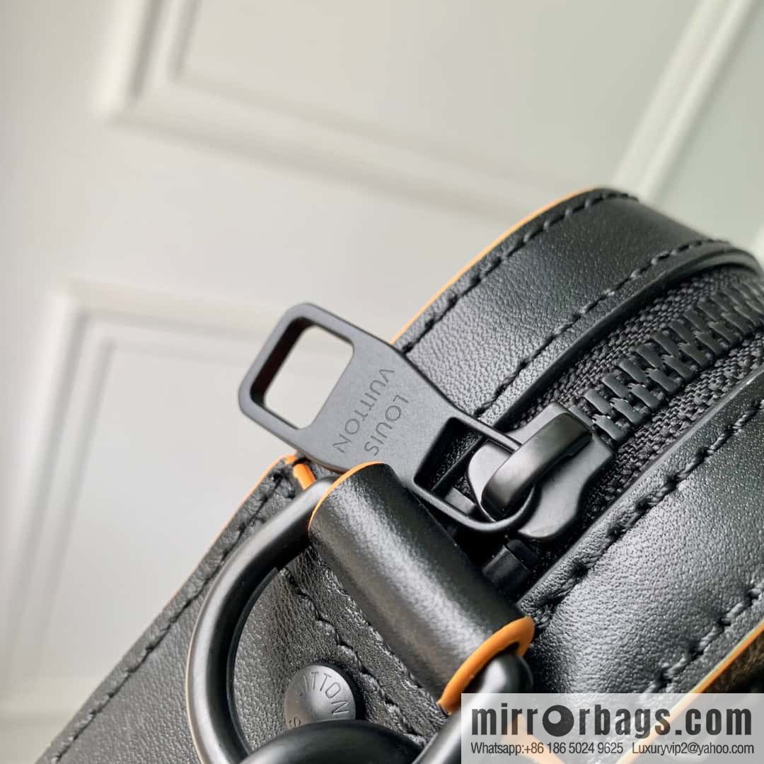M46694 New TRIO messenger bag for the season