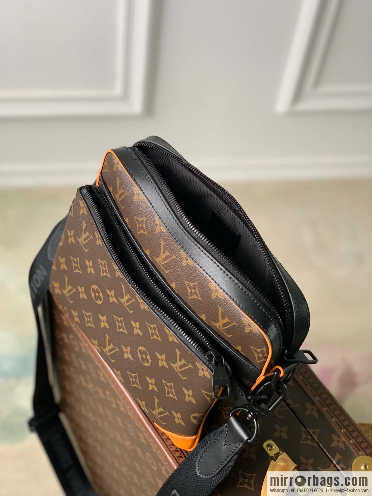 M46694 New TRIO messenger bag for the season