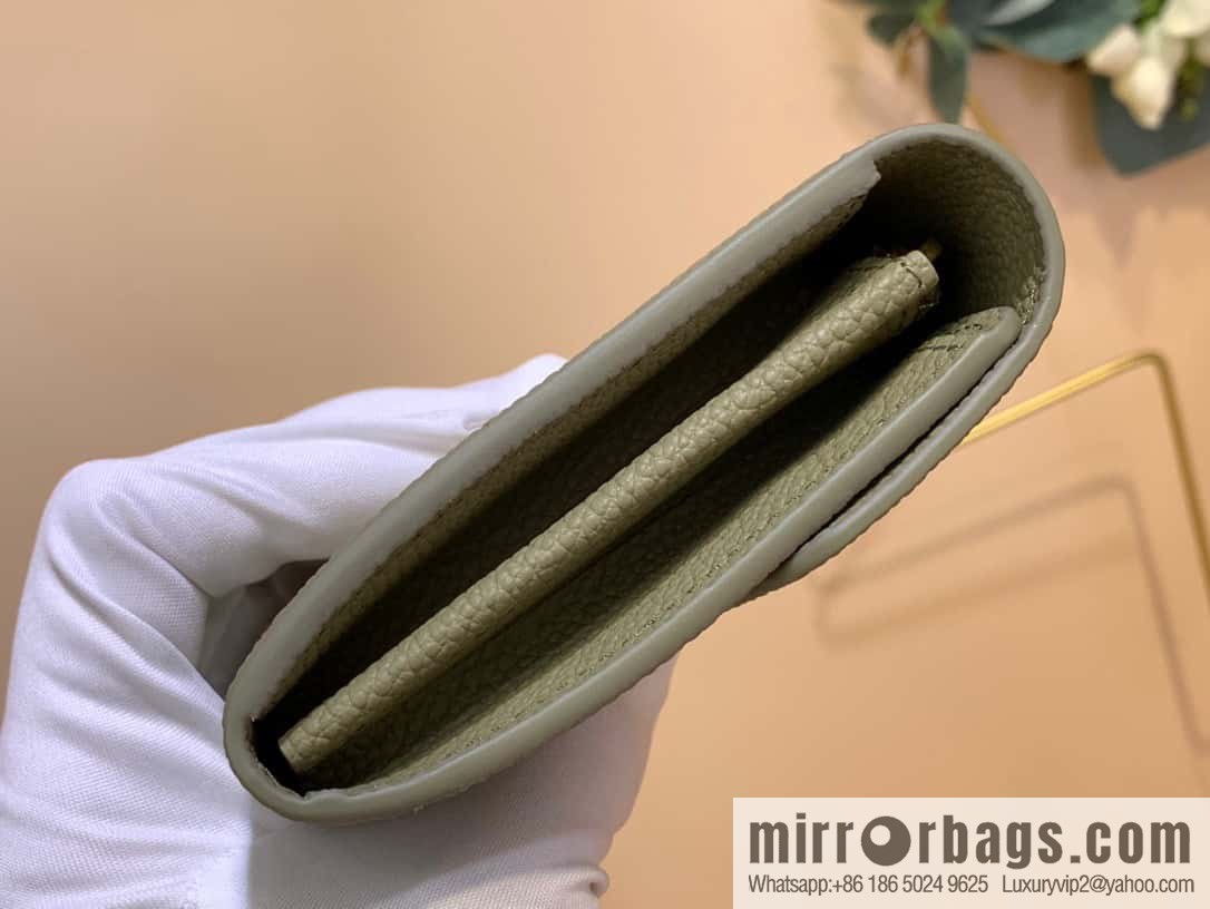 M82516 grass green (silk screen) LV Sarah Wallet