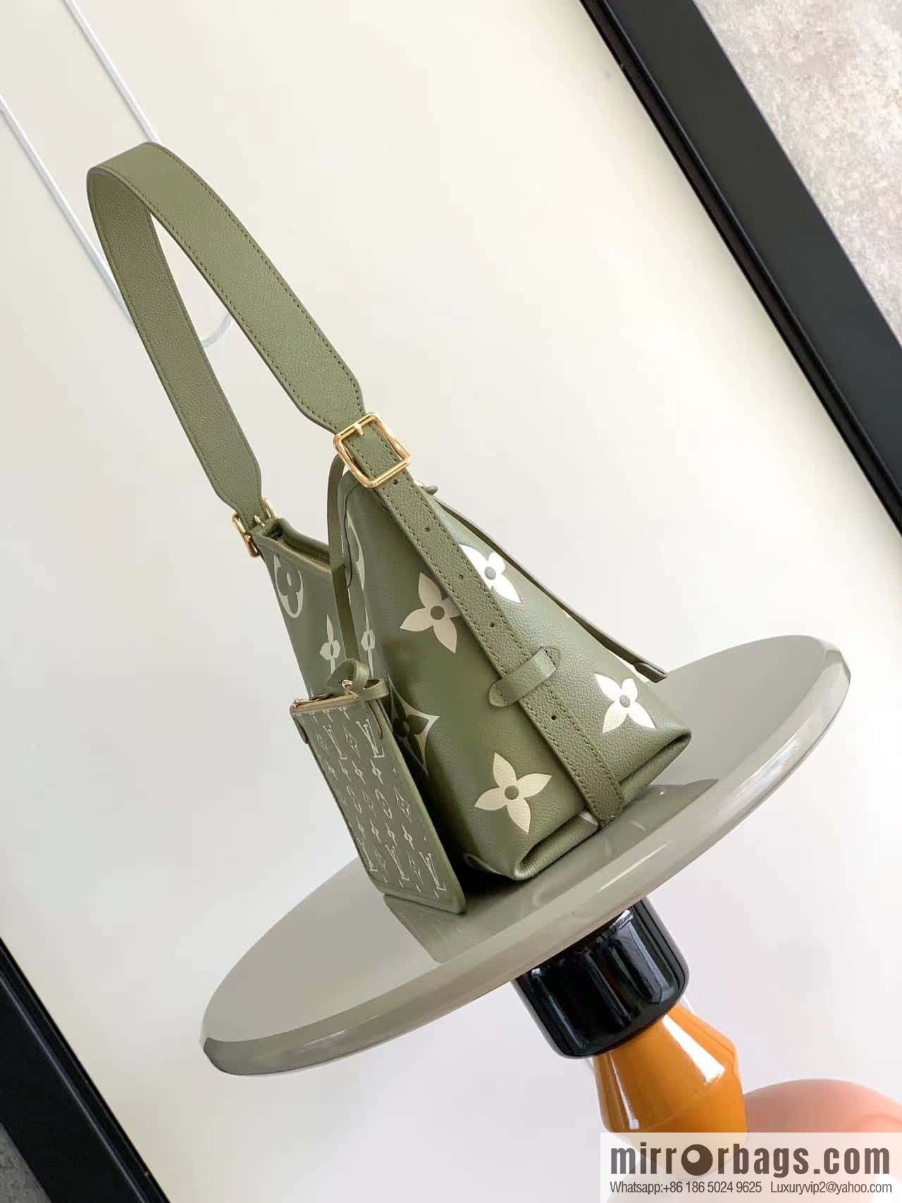 M46288M46203 Pair Edition Details CarryAll Small Handbag