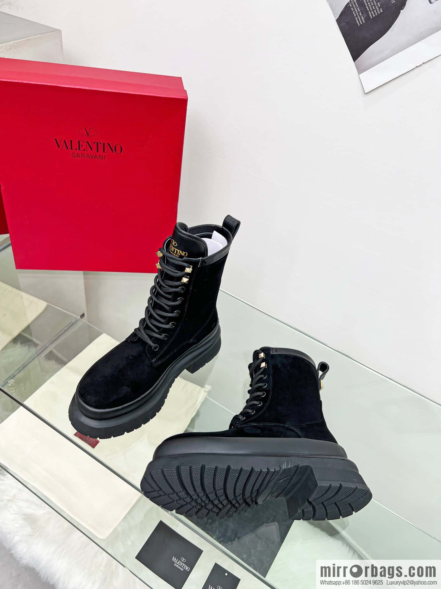 🐰🐰𝑉𝐴𝐿𝐸𝑁𝑇𝐼𝑁𝑂 Valentino. Classic Valentino stud boots