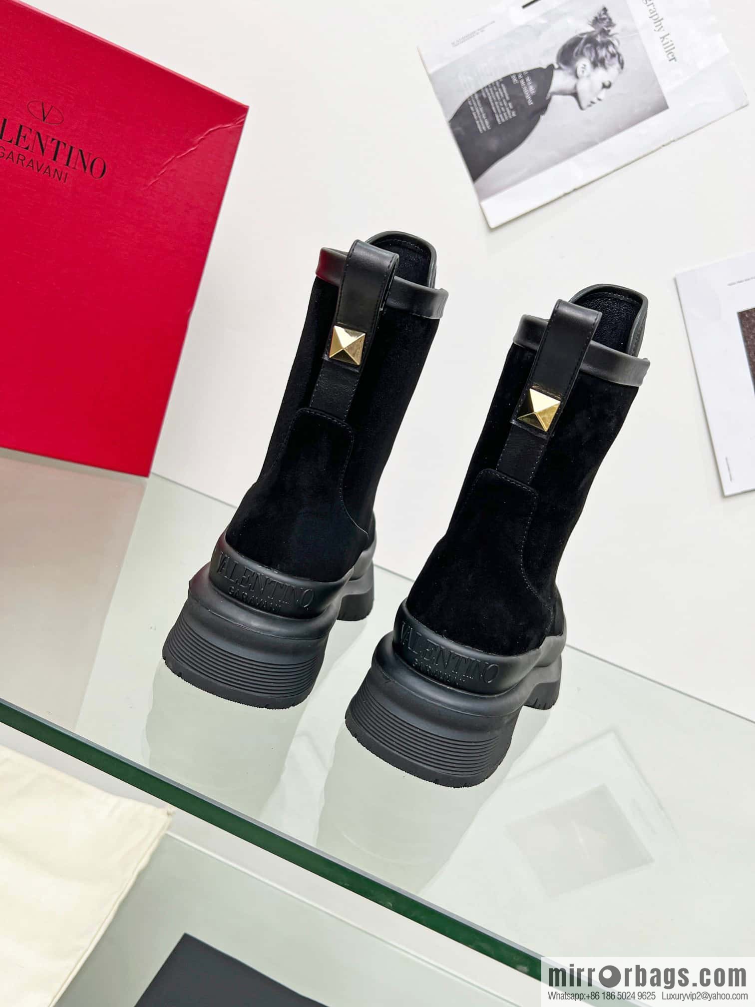 🐰🐰𝑉𝐴𝐿𝐸𝑁𝑇𝐼𝑁𝑂 Valentino. Classic Valentino stud boots