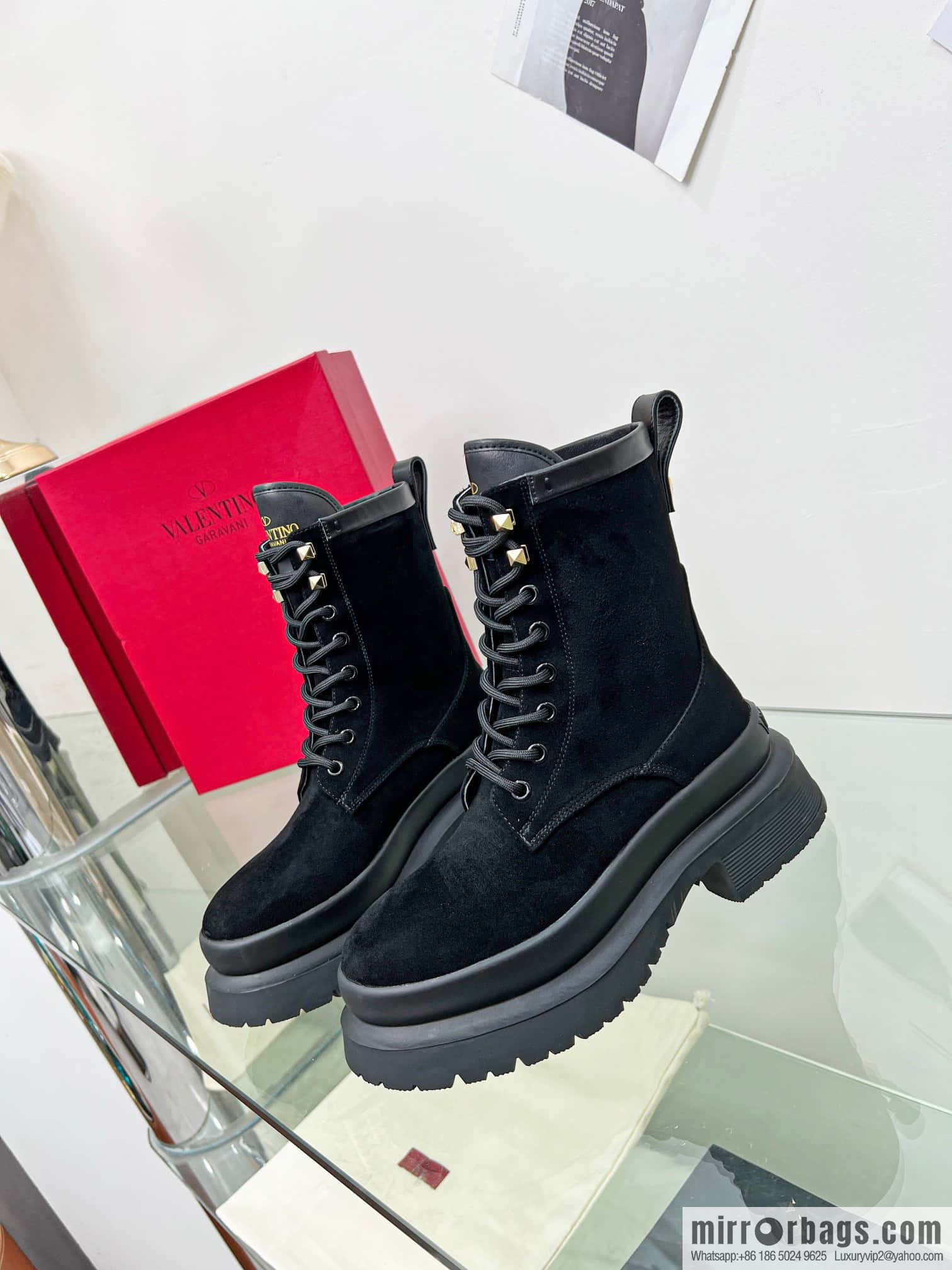 🐰🐰𝑉𝐴𝐿𝐸𝑁𝑇𝐼𝑁𝑂 Valentino. Classic Valentino stud boots