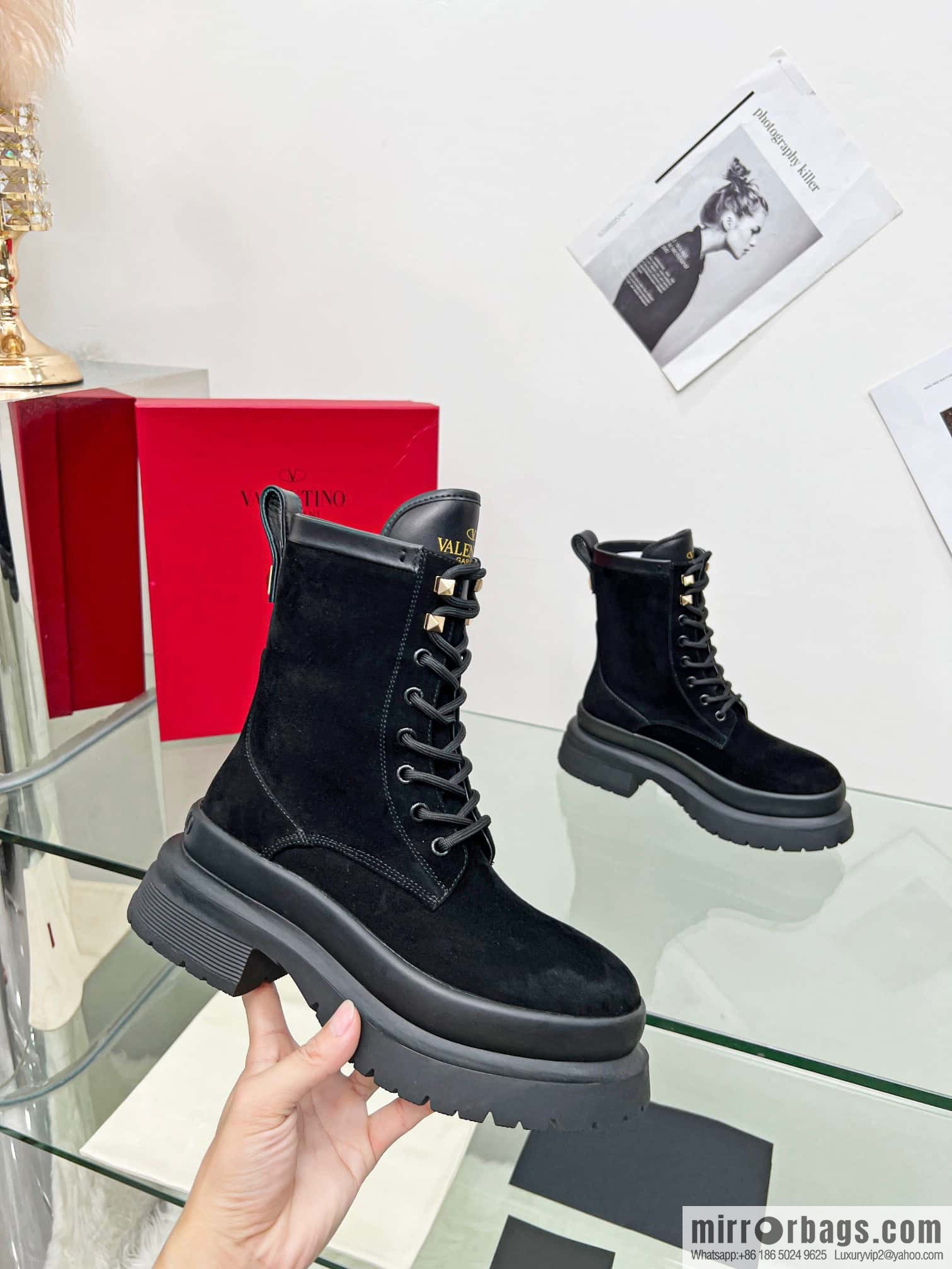 🐰🐰𝑉𝐴𝐿𝐸𝑁𝑇𝐼𝑁𝑂 Valentino. Classic Valentino stud boots