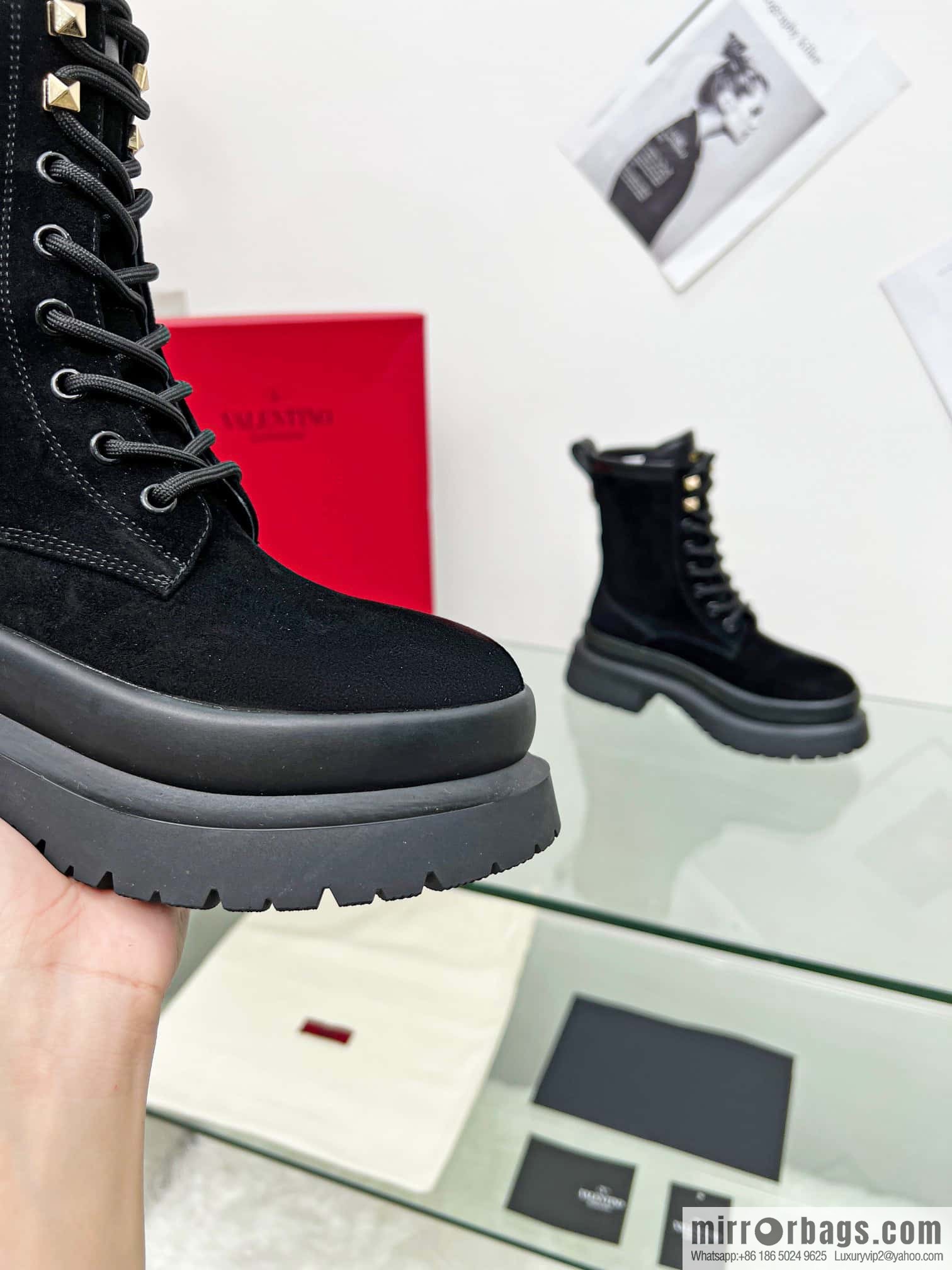 🐰🐰𝑉𝐴𝐿𝐸𝑁𝑇𝐼𝑁𝑂 Valentino. Classic Valentino stud boots