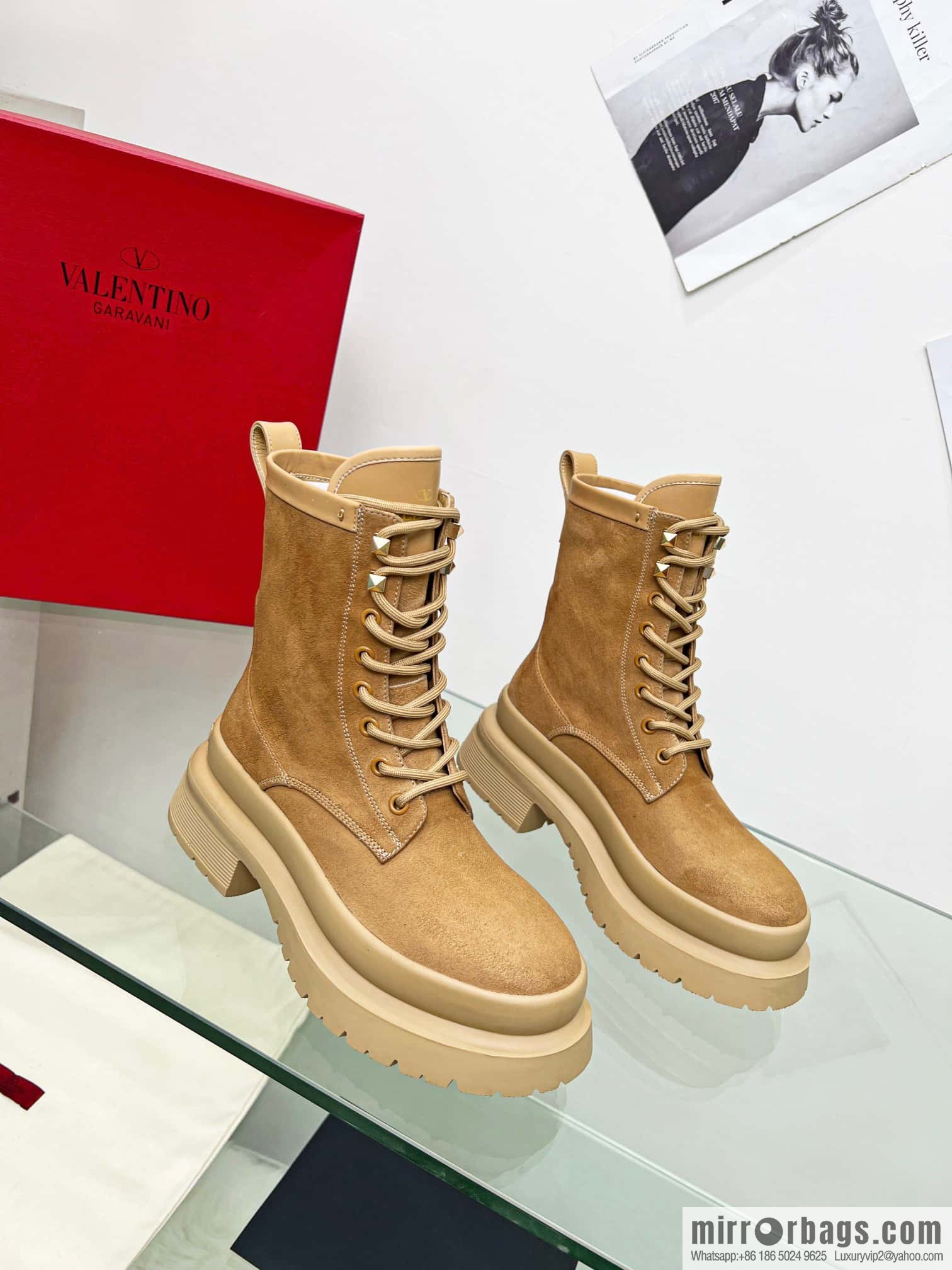 🐰🐰𝑉𝐴𝐿𝐸𝑁𝑇𝐼𝑁𝑂 Valentino. Classic Valentino stud boots