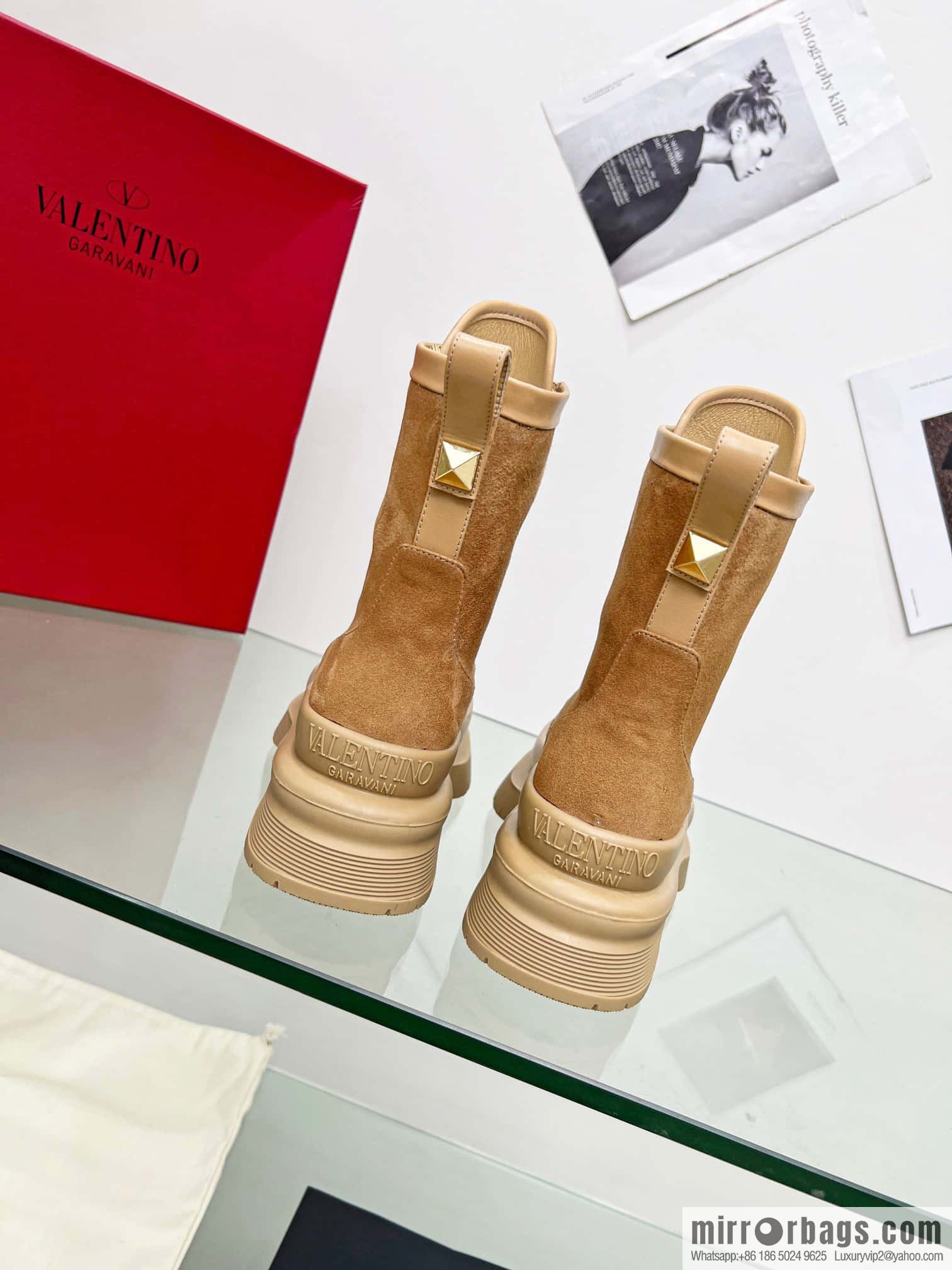 🐰🐰𝑉𝐴𝐿𝐸𝑁𝑇𝐼𝑁𝑂 Valentino. Classic Valentino stud boots