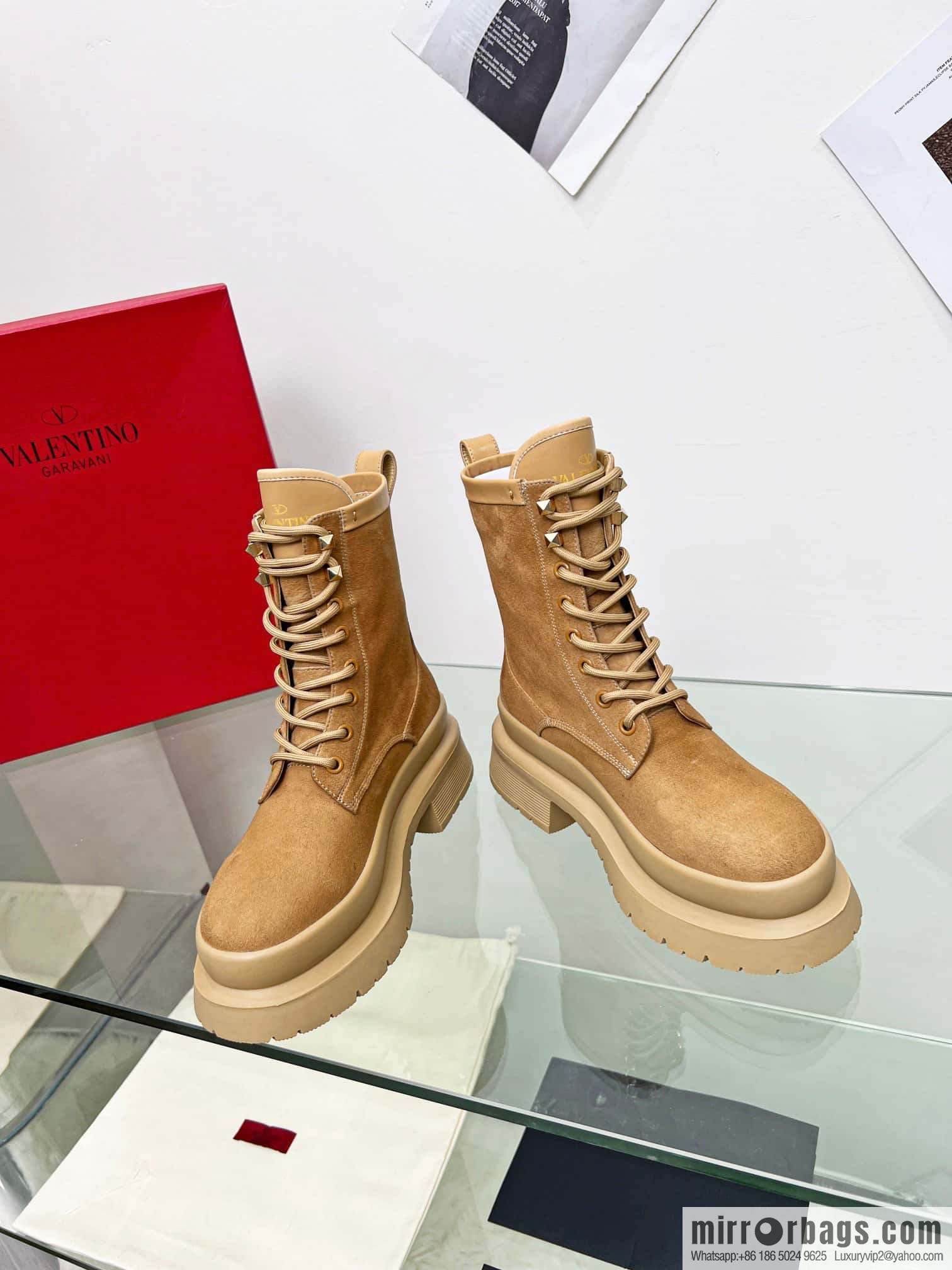 🐰🐰𝑉𝐴𝐿𝐸𝑁𝑇𝐼𝑁𝑂 Valentino. Classic Valentino stud boots