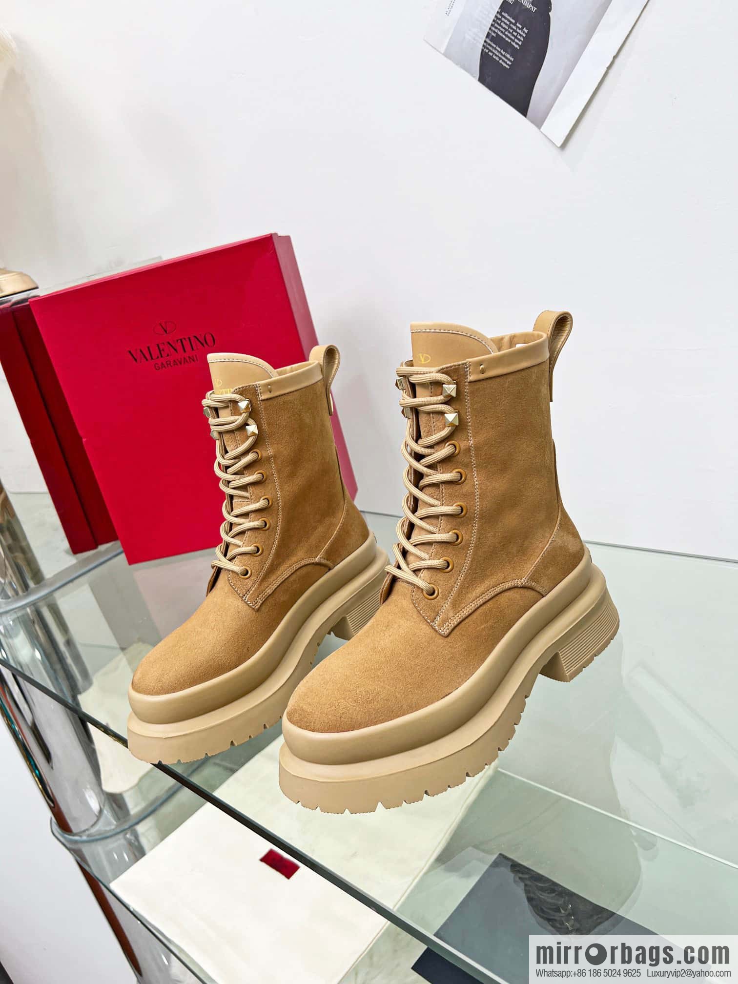 🐰🐰𝑉𝐴𝐿𝐸𝑁𝑇𝐼𝑁𝑂 Valentino. Classic Valentino stud boots