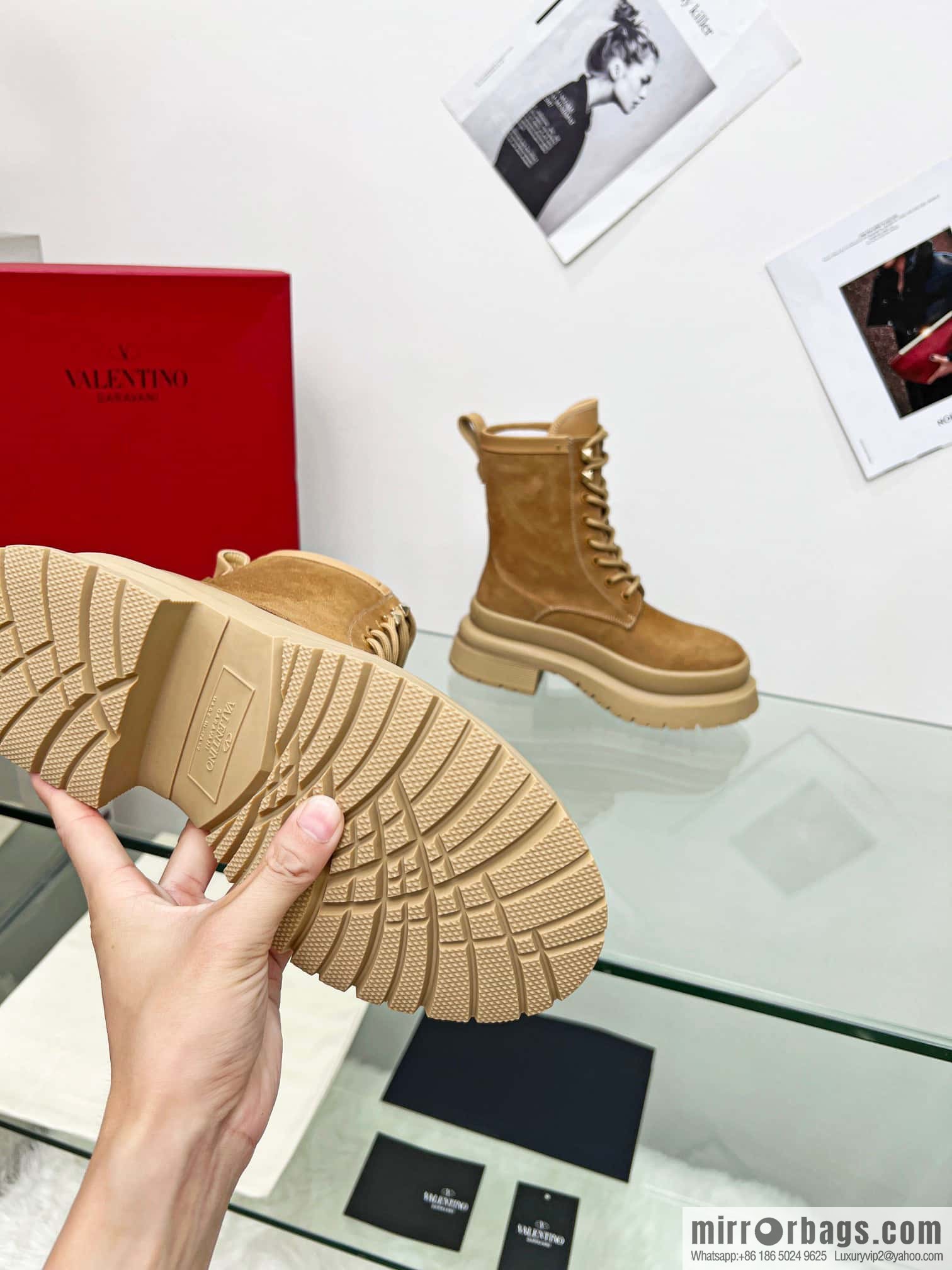 🐰🐰𝑉𝐴𝐿𝐸𝑁𝑇𝐼𝑁𝑂 Valentino. Classic Valentino stud boots