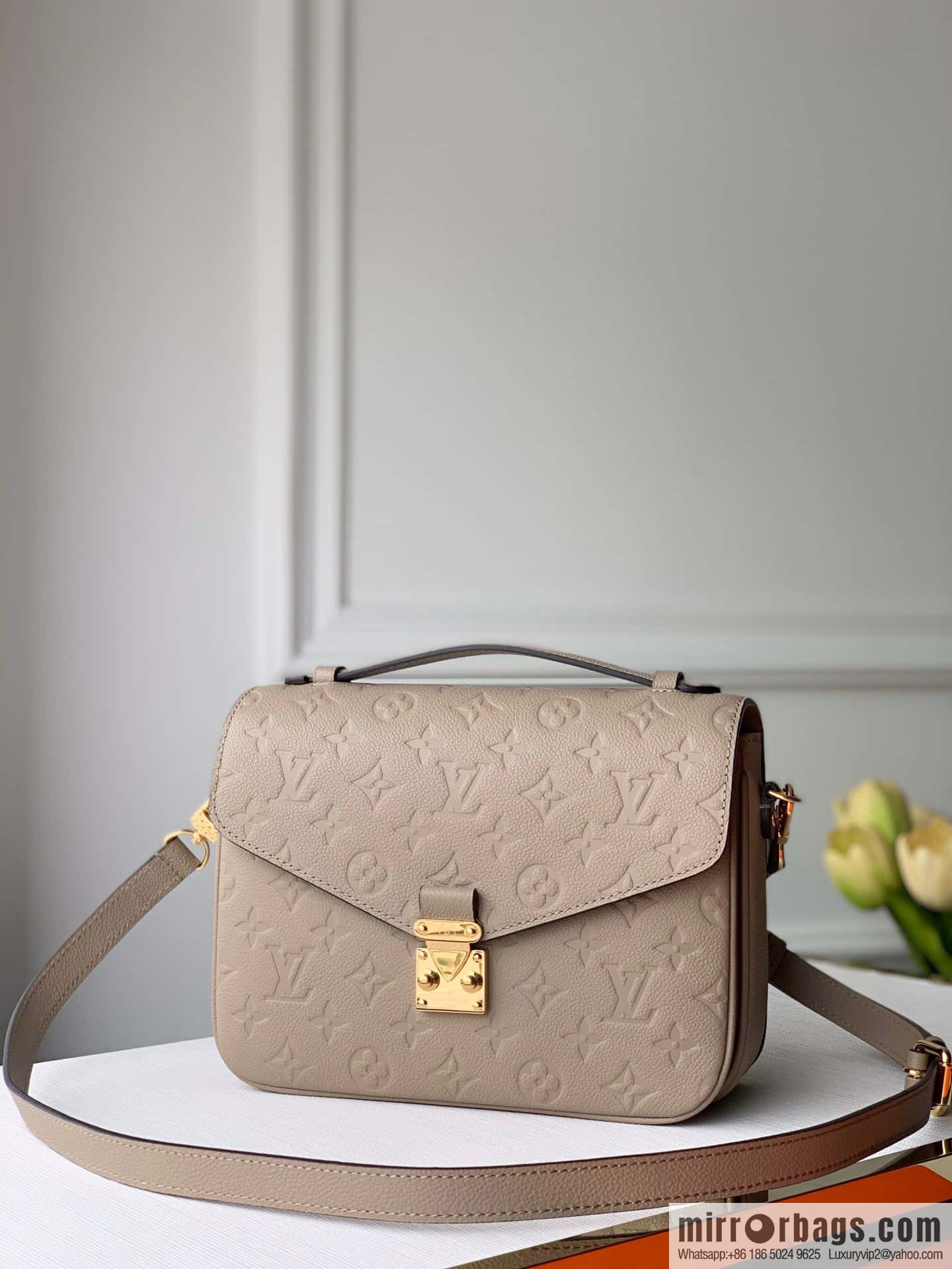 LV M23081 Pochette Métis East West Courier Bag