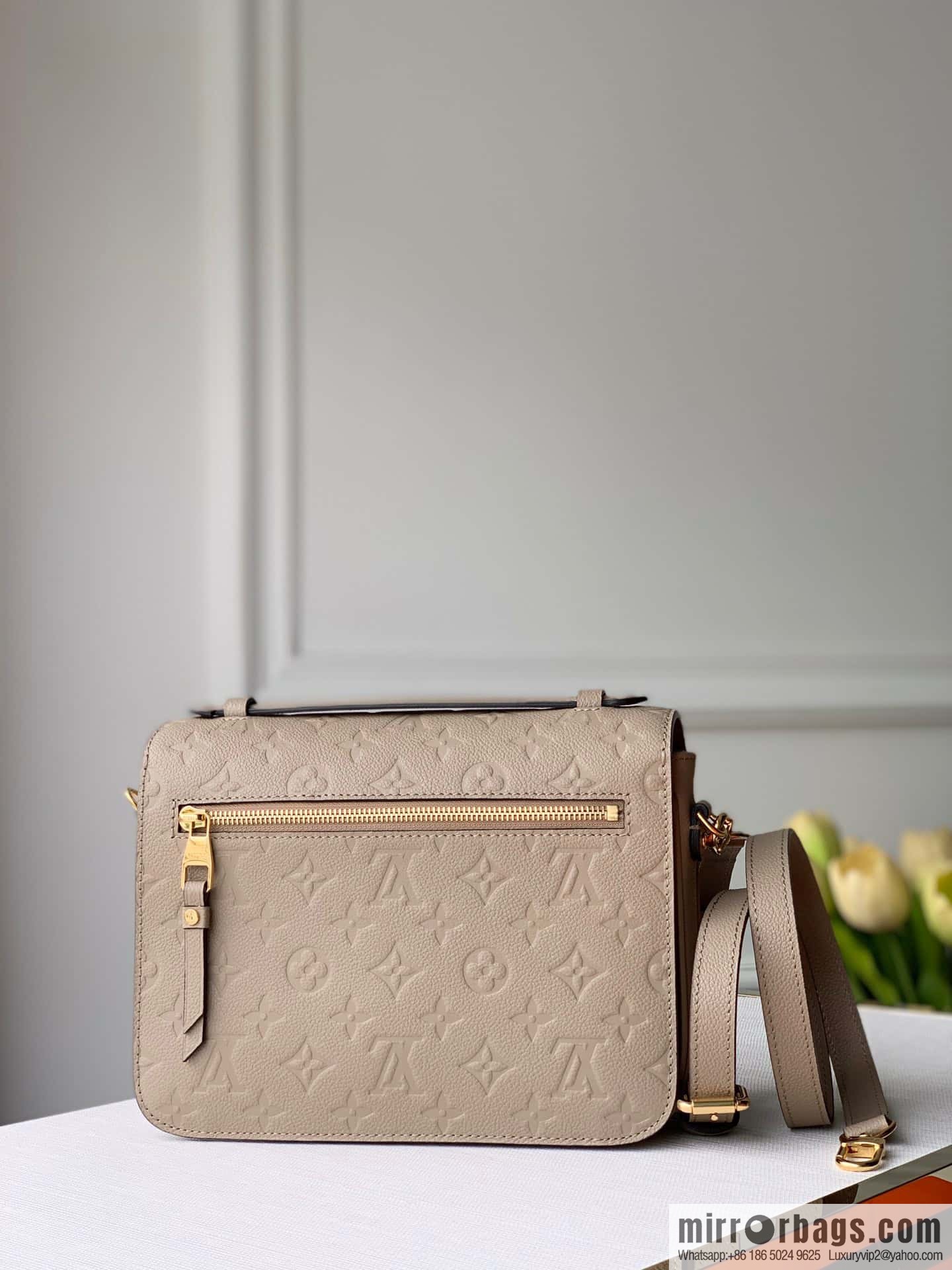 LV M23081 Pochette Métis East West Courier Bag