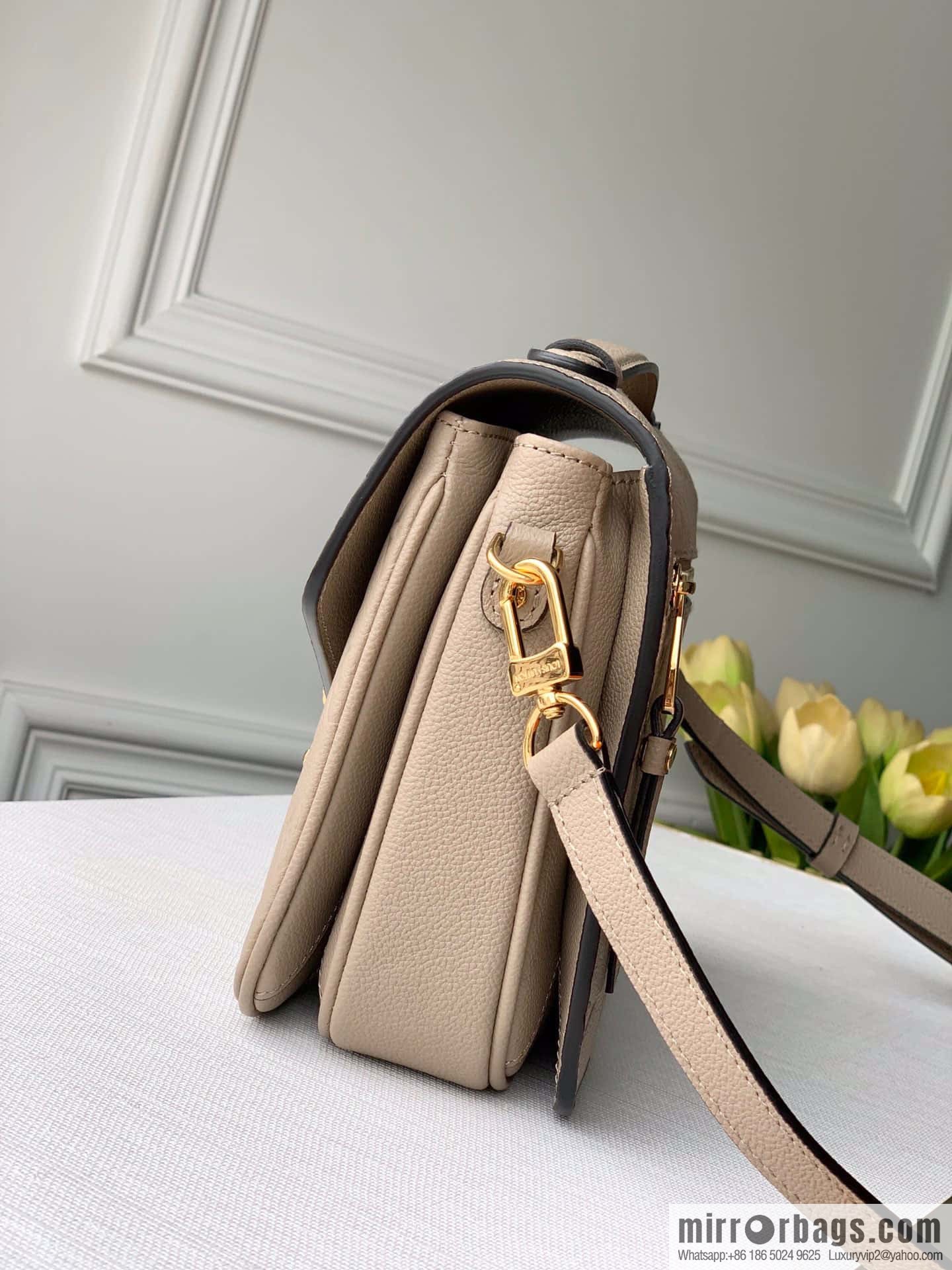 LV M23081 Pochette Métis East West Courier Bag