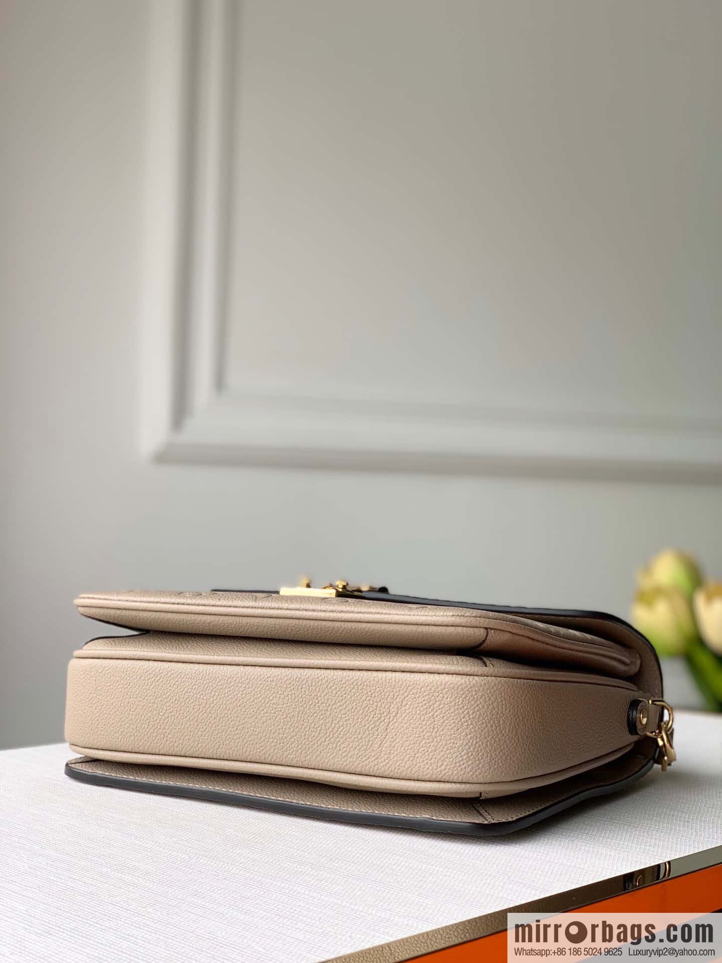 LV M23081 Pochette Métis East West Courier Bag