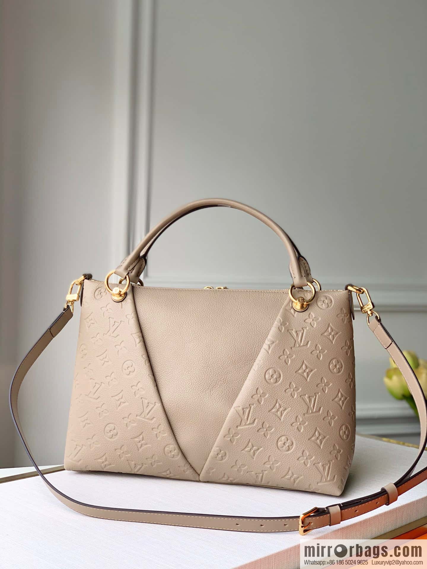 M44422 VTOTE medium handbag