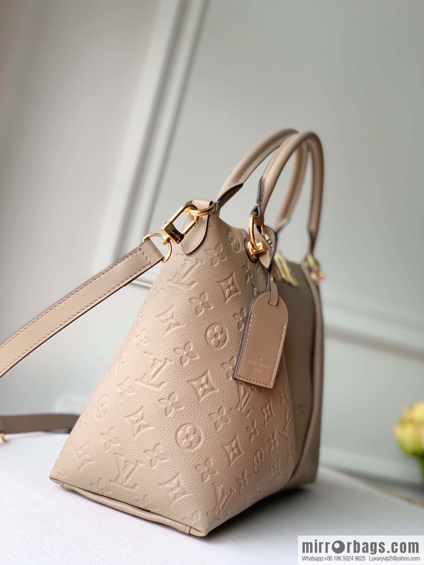 M44422 VTOTE medium handbag