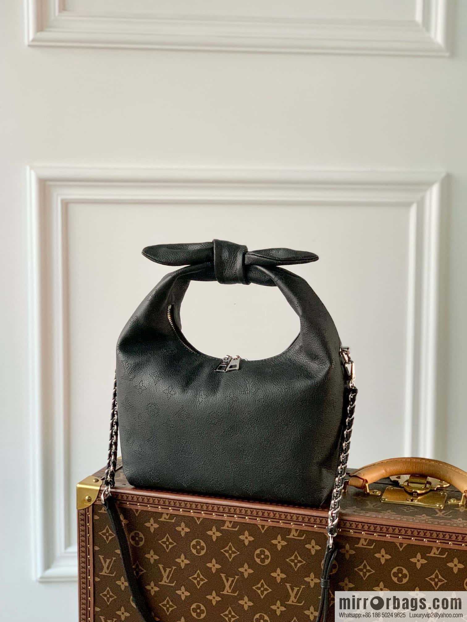 M20700 M20703 WHY KNOT Small handbag