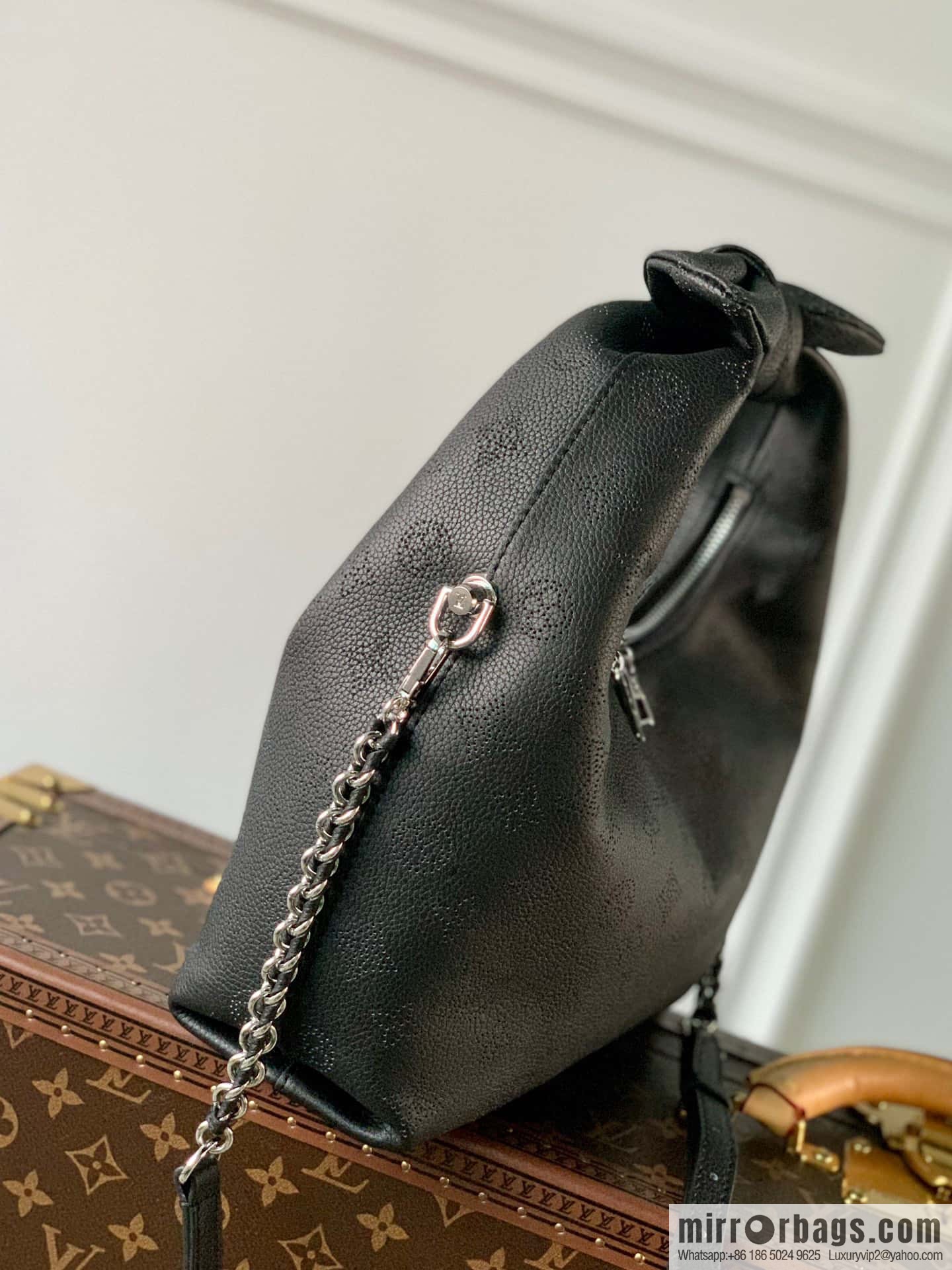M20700 M20703 WHY KNOT Small handbag