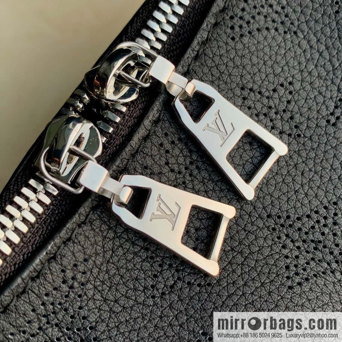 M20700 M20703 WHY KNOT Small handbag