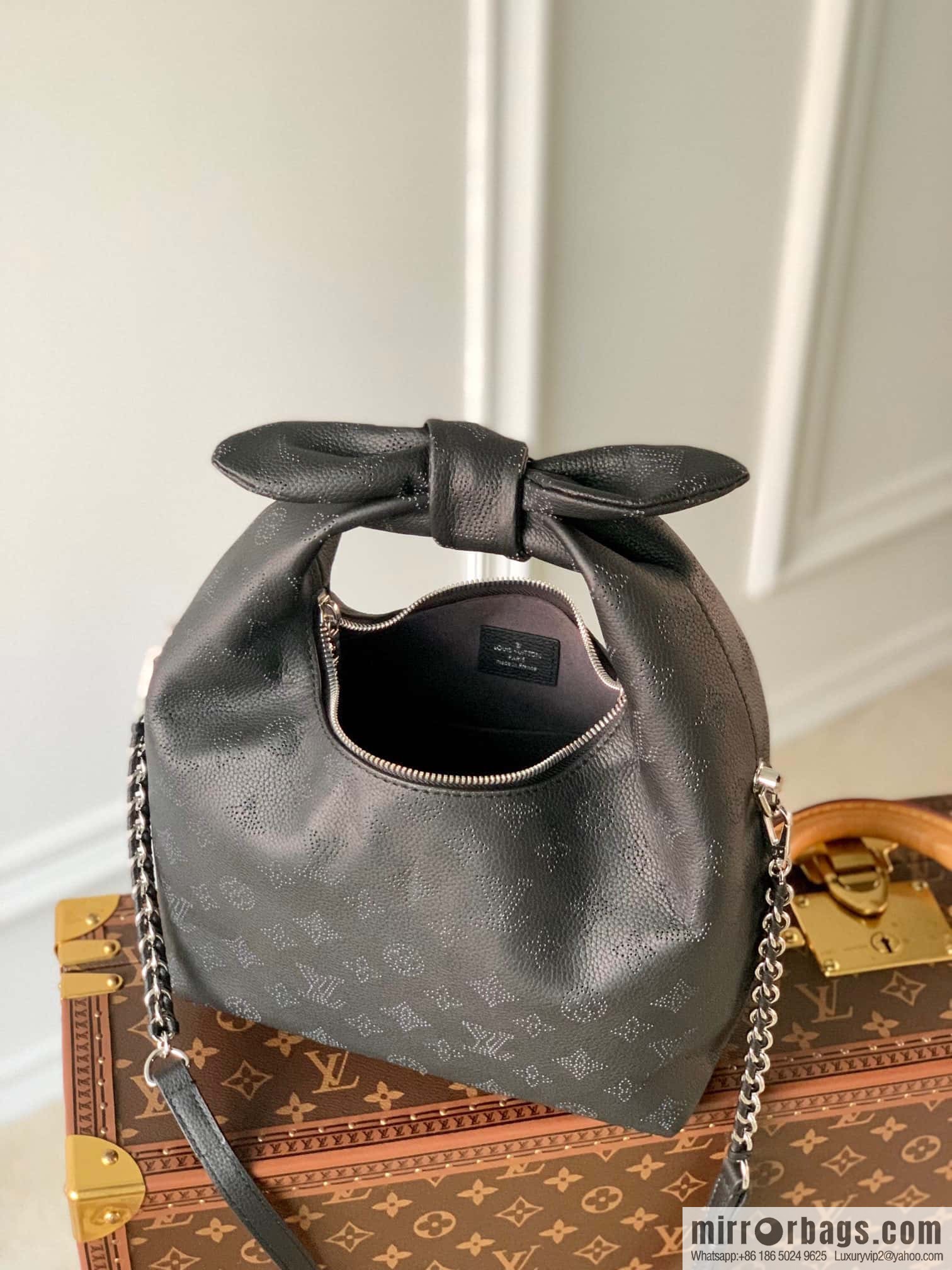 M20700 M20703 WHY KNOT Small handbag