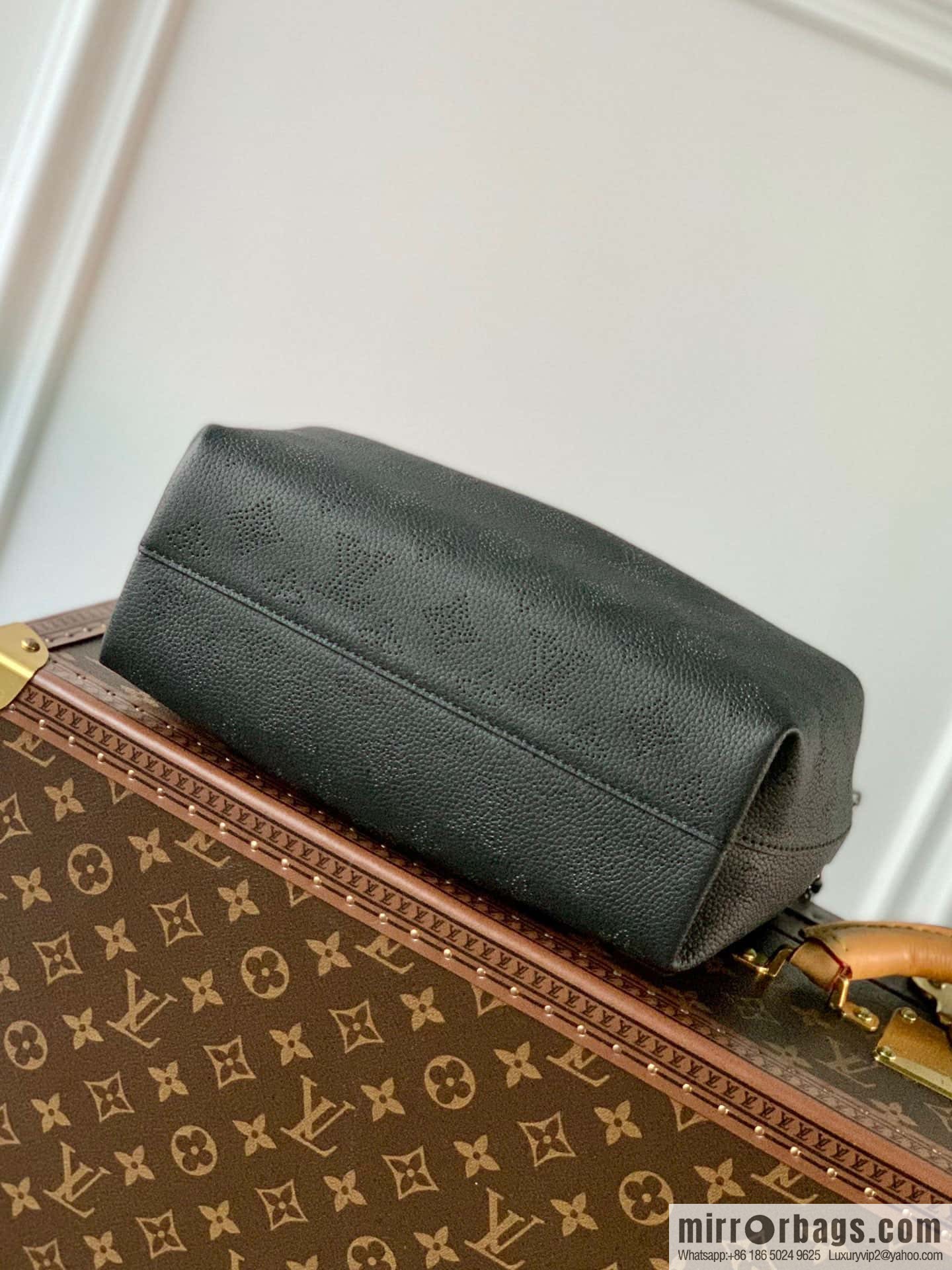 M20700 M20703 WHY KNOT Small handbag