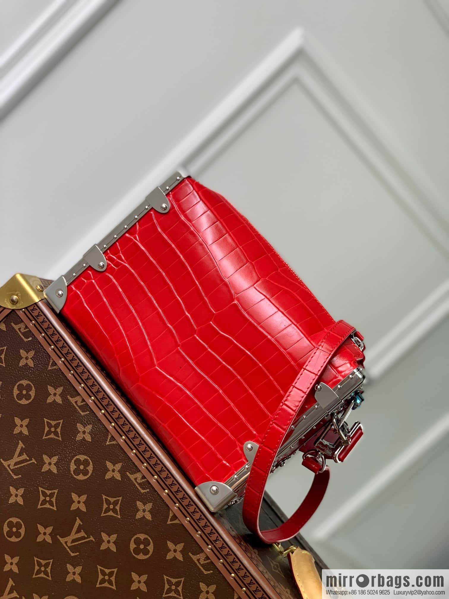 M21477 red alligator pattern M46358 full leather box bag series M21741 SIDE TRUNK handbag