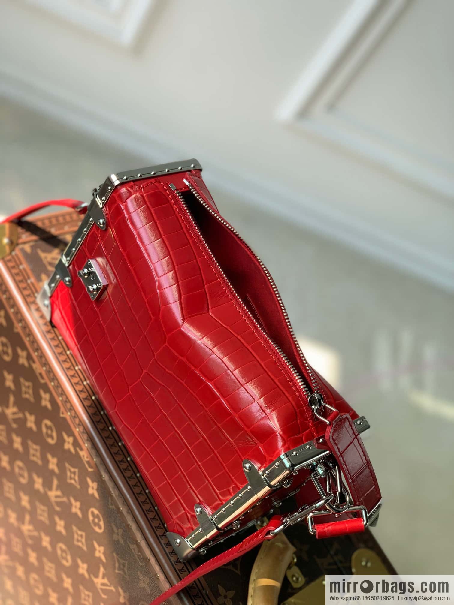 M21477 red alligator pattern M46358 full leather box bag series M21741 SIDE TRUNK handbag