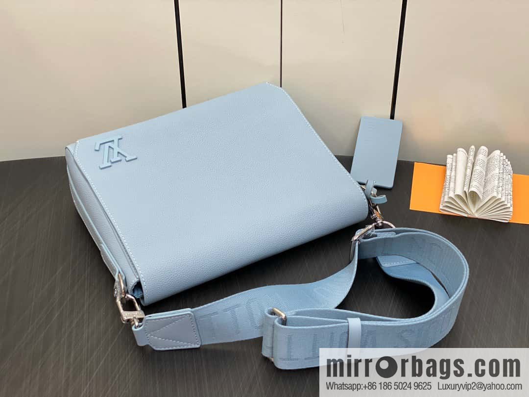 [Original order boutique] M22505 light blue, full leather men's bag messenger bag series Takeoff messenger bag