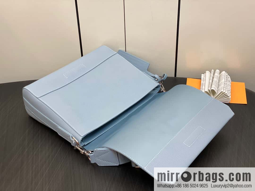 [Original order boutique] M22505 light blue, full leather men's bag messenger bag series Takeoff messenger bag