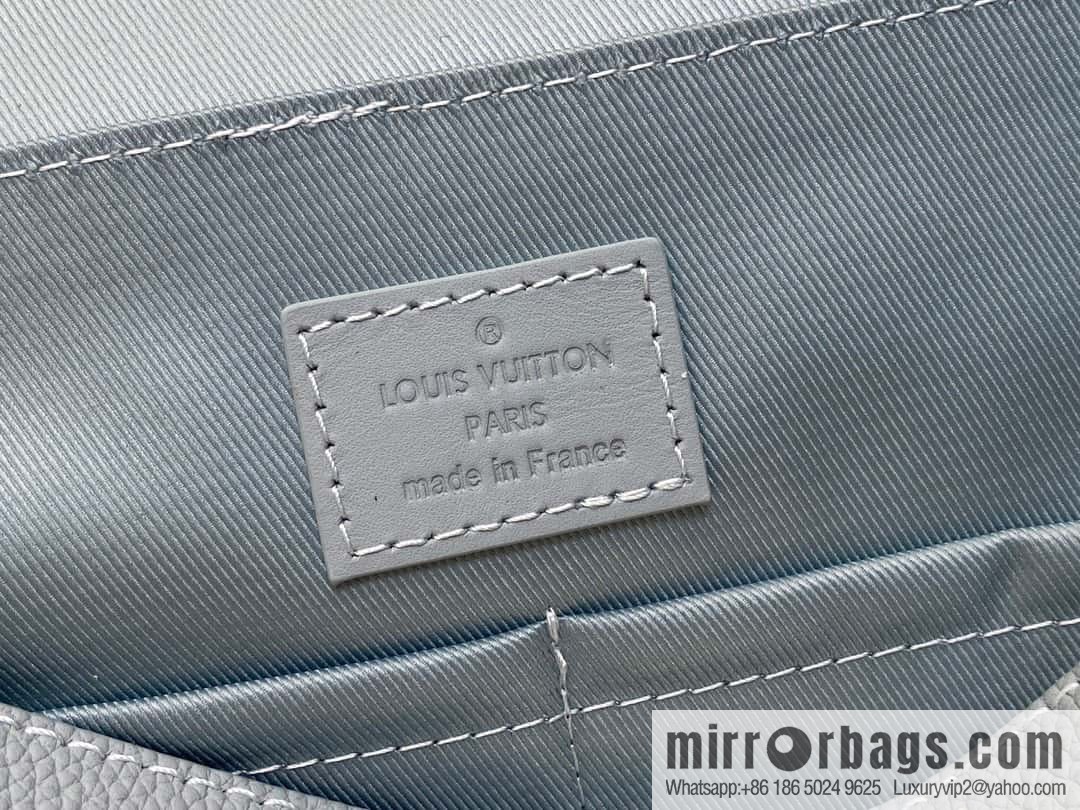 [Original order boutique] M22505 light blue, full leather men's bag messenger bag series Takeoff messenger bag