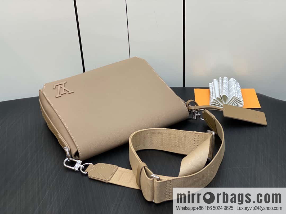 [Original order boutique] M22505 apricot, full leather men's bag messenger bag series Takeoff messenger bag