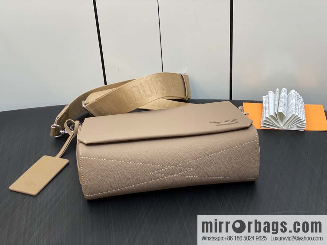 [Original order boutique] M22505 apricot, full leather men's bag messenger bag series Takeoff messenger bag