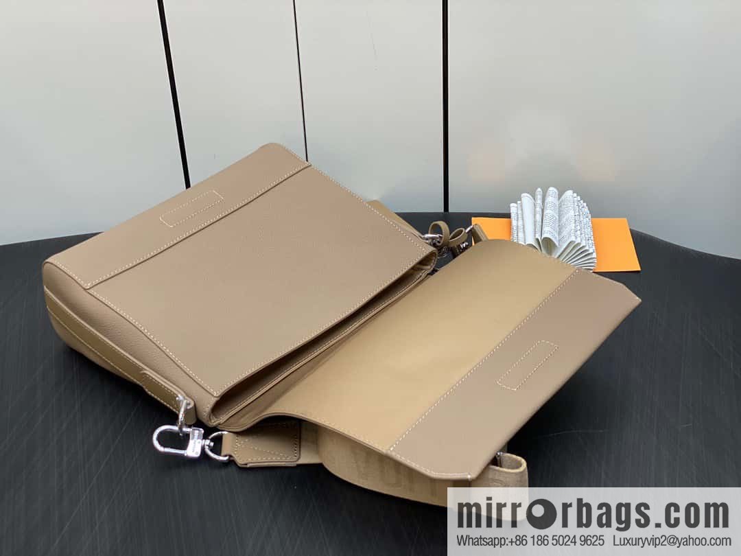 [Original order boutique] M22505 apricot, full leather men's bag messenger bag series Takeoff messenger bag
