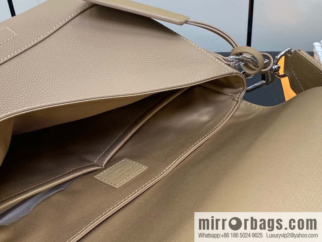 [Original order boutique] M22505 apricot, full leather men's bag messenger bag series Takeoff messenger bag