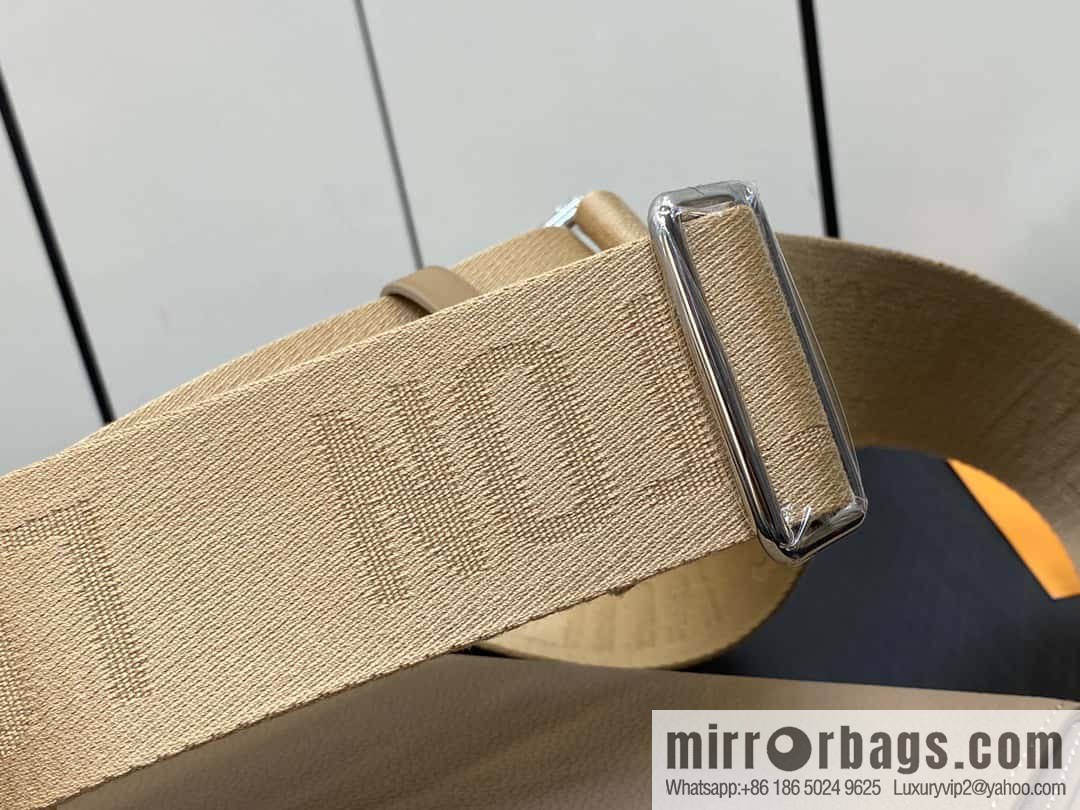 [Original order boutique] M22505 apricot, full leather men's bag messenger bag series Takeoff messenger bag