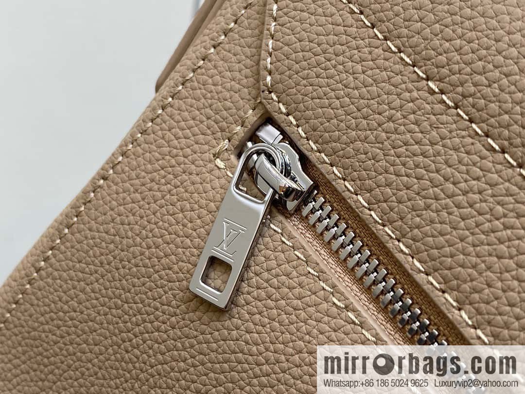 [Original order boutique] M22505 apricot, full leather men's bag messenger bag series Takeoff messenger bag