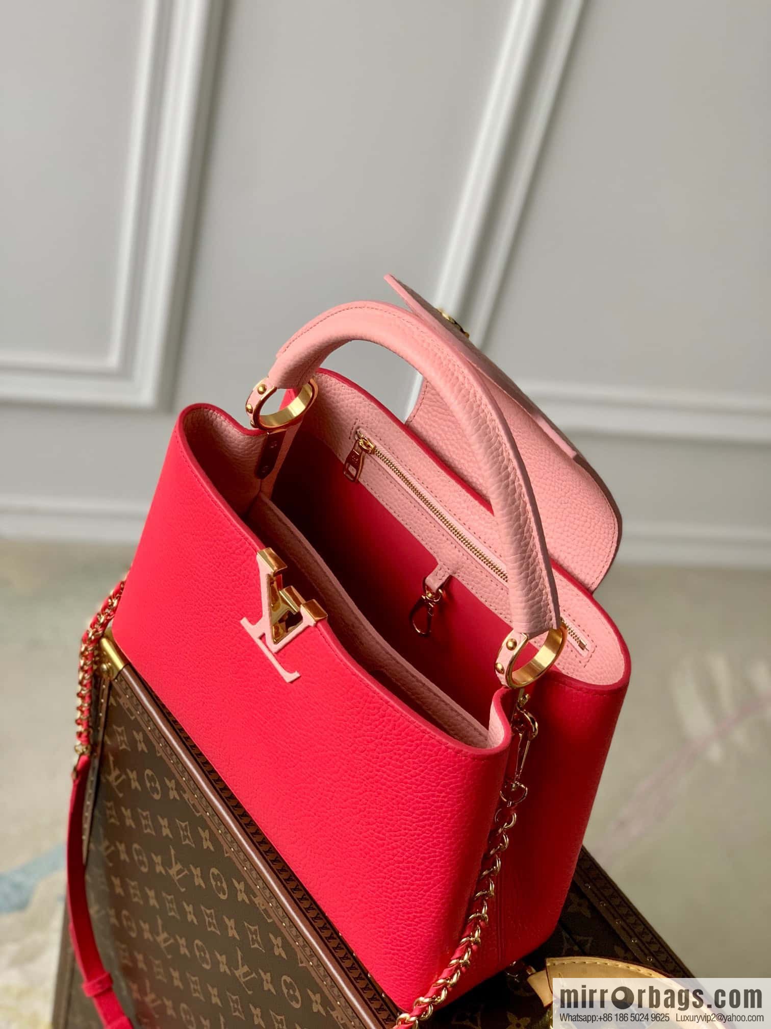 M21689 Capucines, medium, handbag