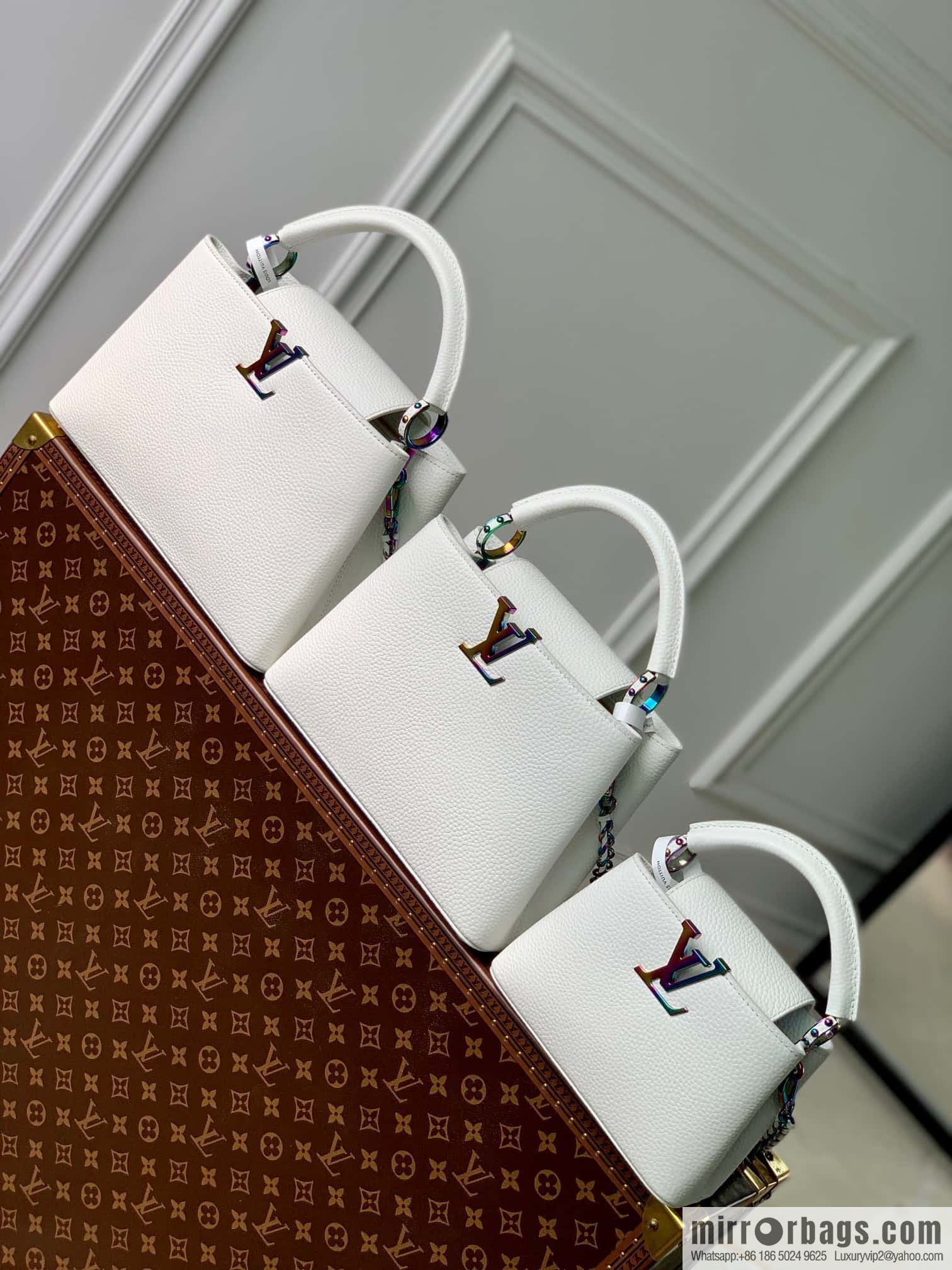 M22055 CAPUCINES medium handbag