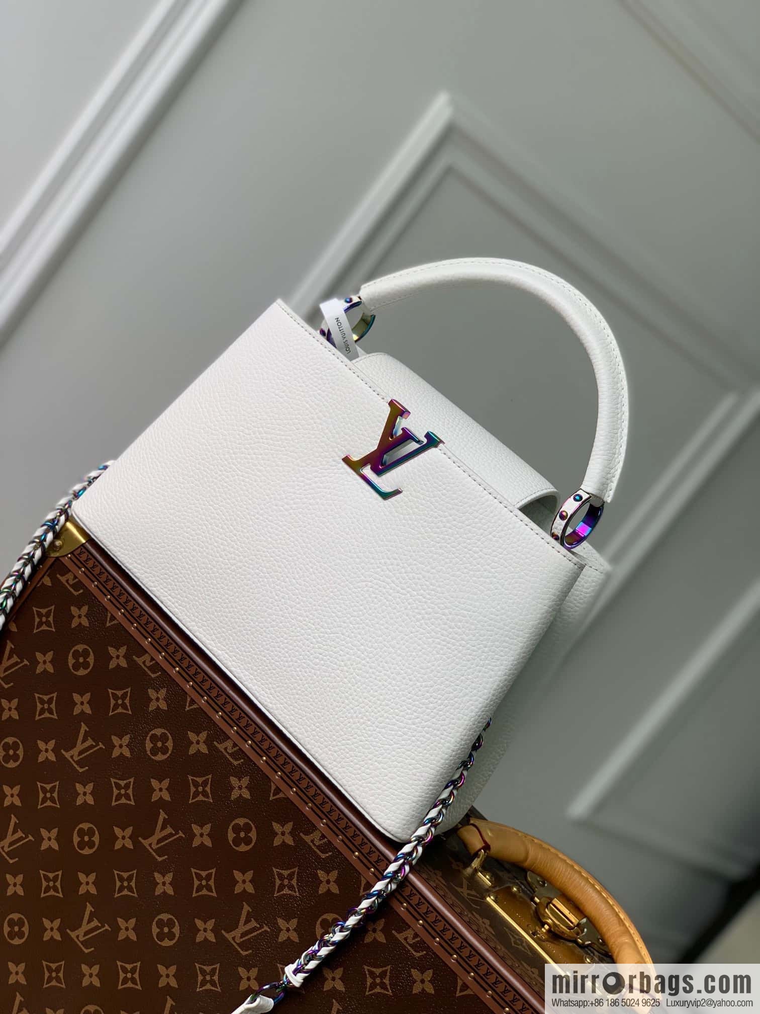 M22055 CAPUCINES medium handbag
