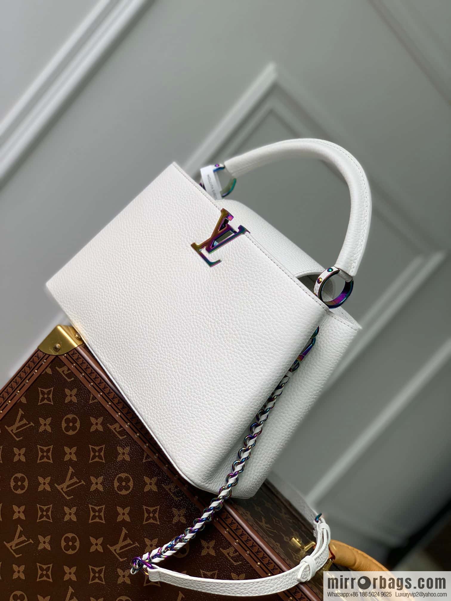 M22055 CAPUCINES medium handbag