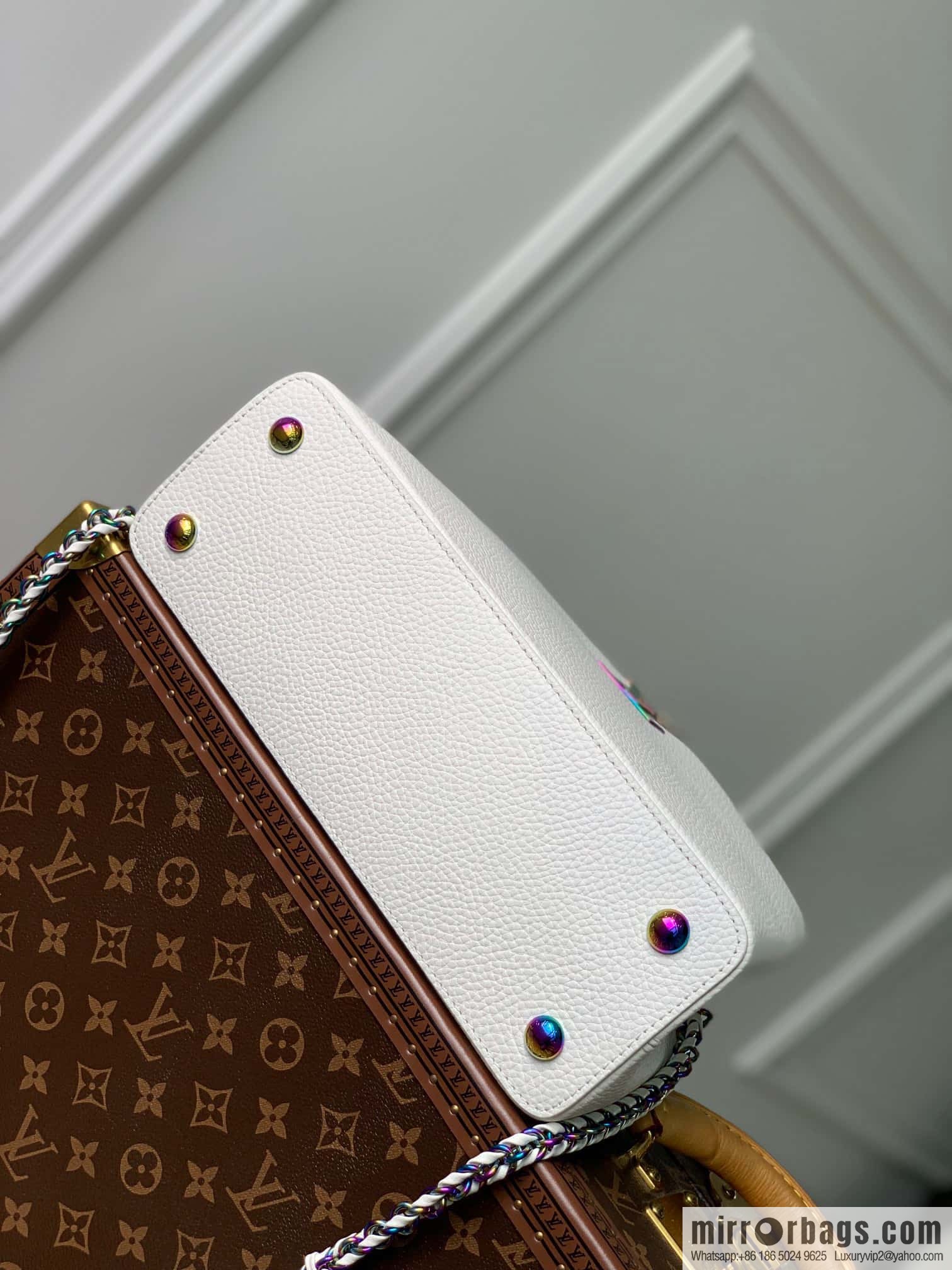 M22055 CAPUCINES medium handbag