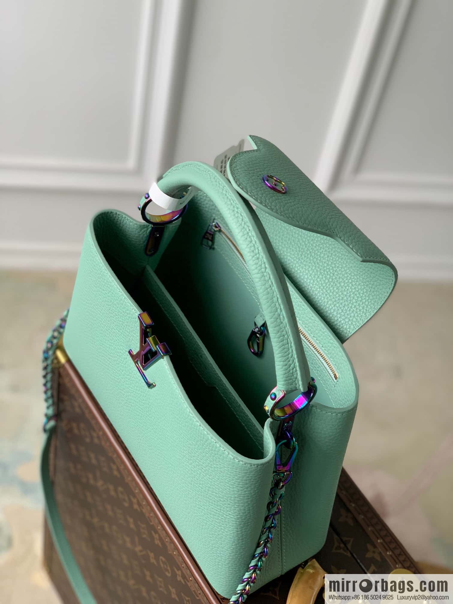 M22055 CAPUCINES medium handbag