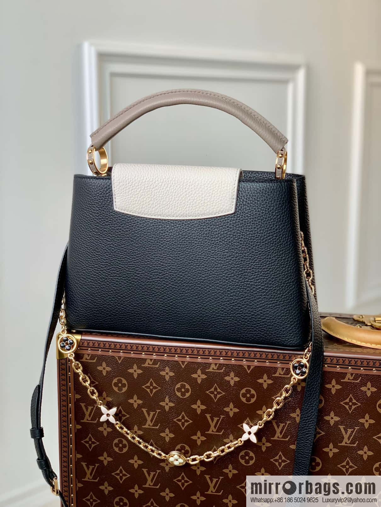 M20708 CAPUCINES medium handbag