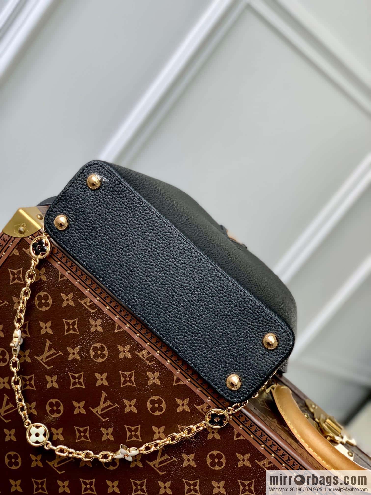 [Exclusive real shot M20708 black/small] Capucines BB handbag