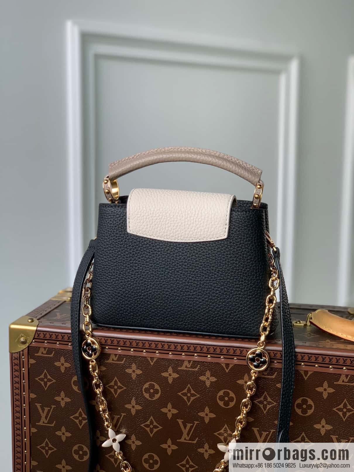 [Exclusive real shot M20708 black/mini] Capucines mini handbag