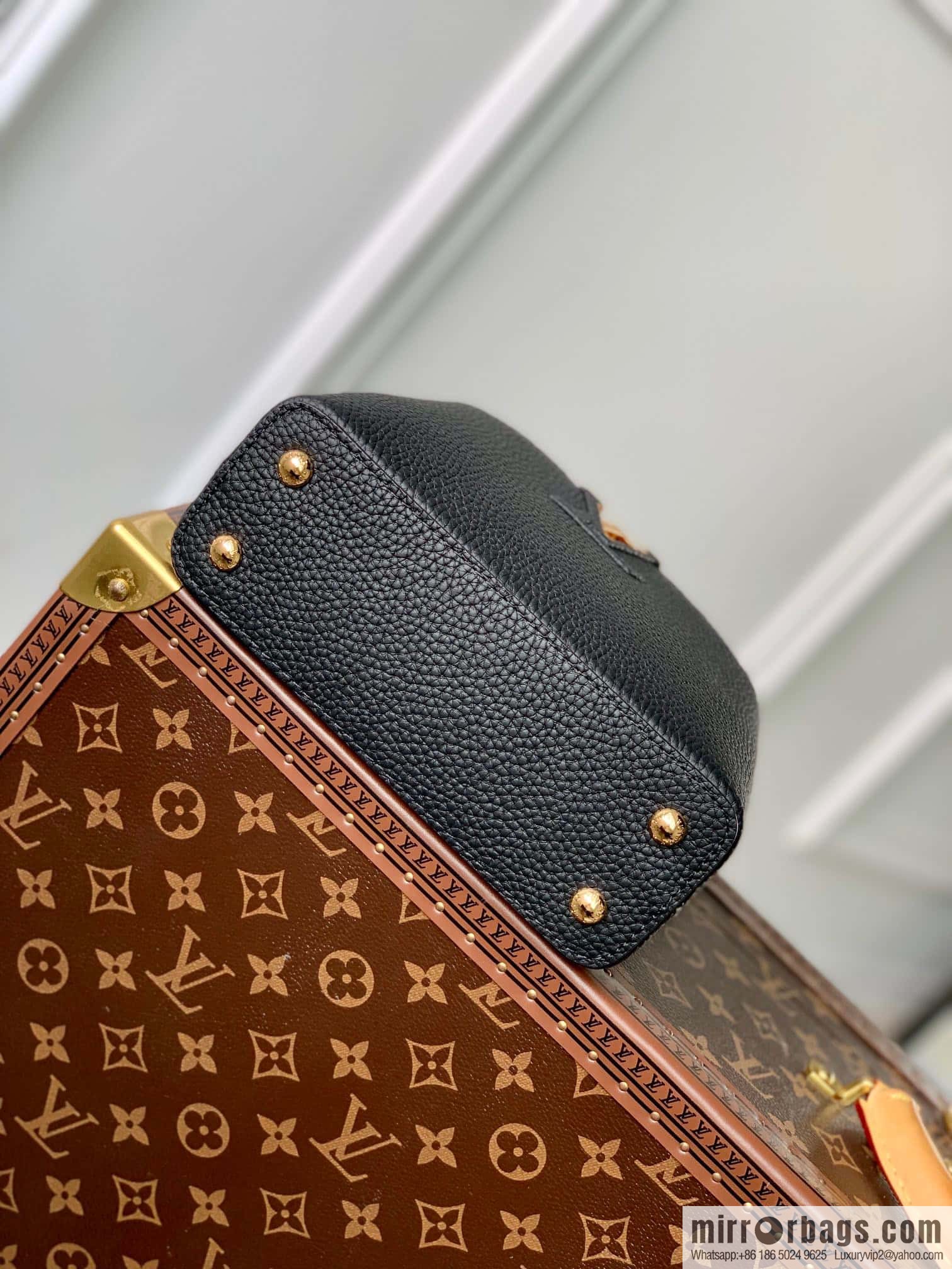 [Exclusive real shot M20708 black/mini] Capucines mini handbag