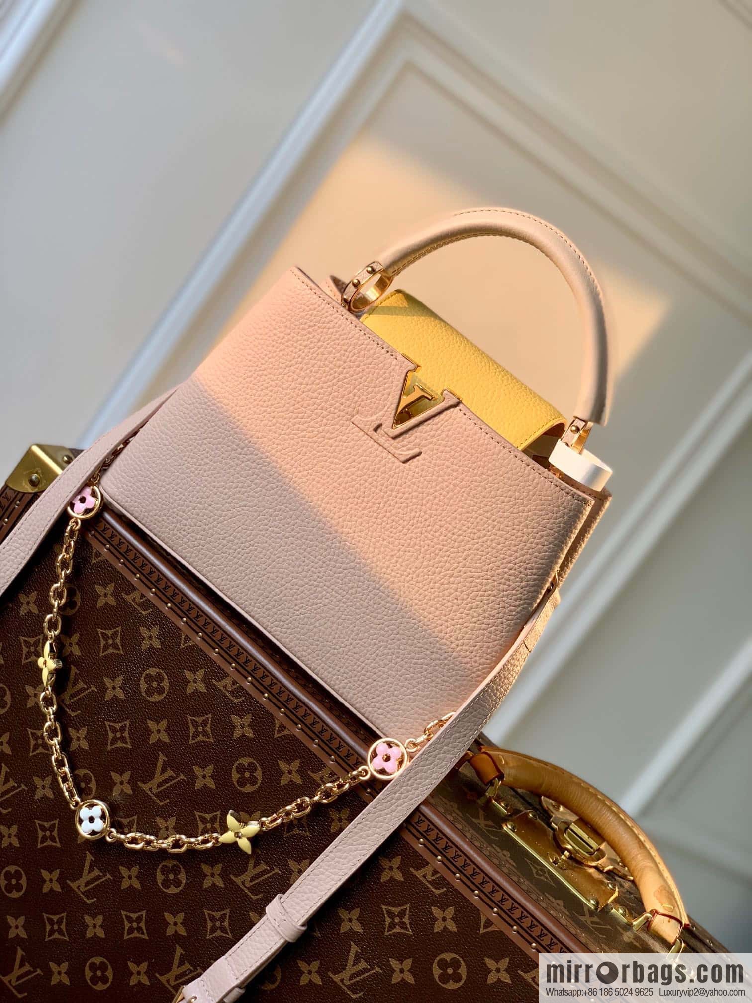 [Exclusive real shot M22375 apricot, small] This Capucines small handbag