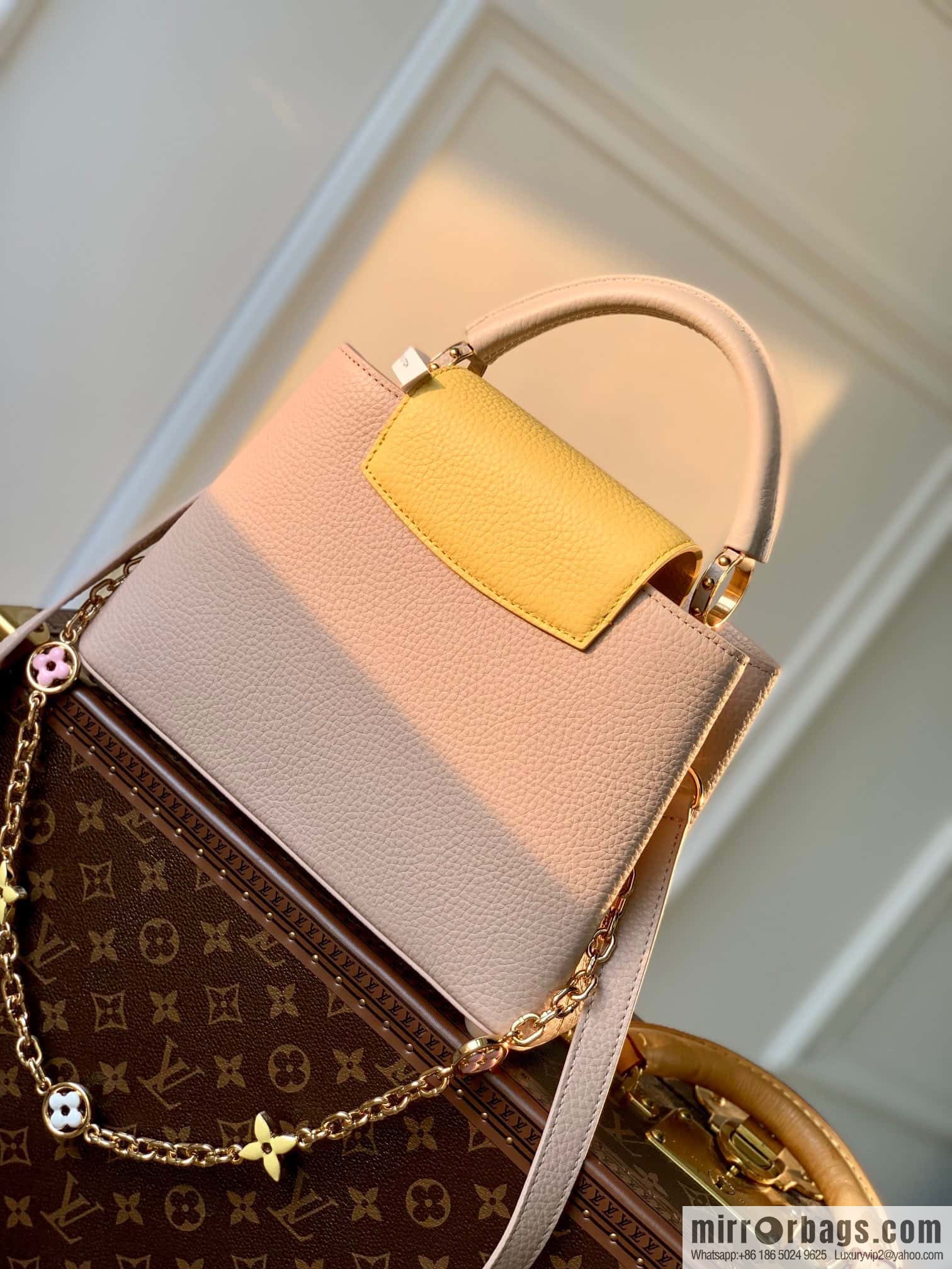 [Exclusive real shot M22375 apricot, small] This Capucines small handbag